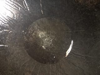 13、牡蛎炒蛋,锅内放入适量油