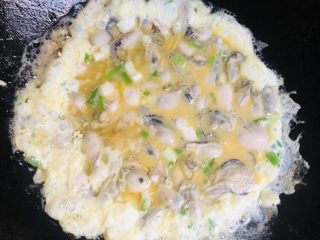 14、牡蛎炒蛋,倒入海蛎蛋液