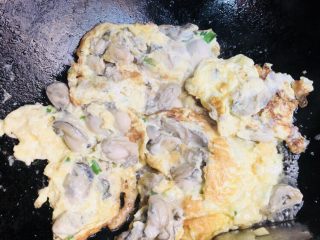 15、牡蛎炒蛋,一面定型后翻面继续煎。火不能大，这个就是火大了，稍微有点焦。