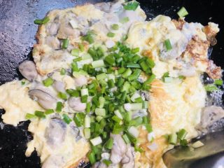 16、牡蛎炒蛋,快熟的时候加入另一半葱花
