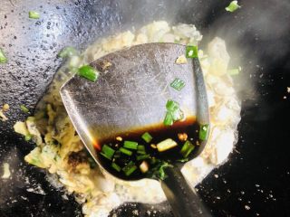 17、牡蛎炒蛋,加入适量酱油调味，翻拌均匀后出锅