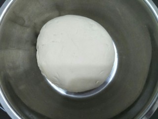 4、腊味糯米卷,揉成光滑面团盖布发酵。