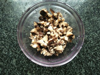 5、腊味糯米卷,冬菇抓干水份切小粒。