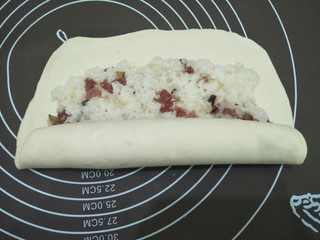 12、腊味糯米卷,从一边卷起