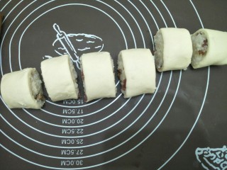 14、腊味糯米卷,将面团切成大约相同份量