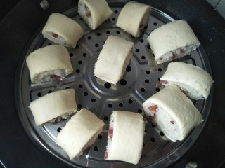 16、腊味糯米卷,再放入加了水的锅中，盖好锅盖再次发酵15分钟后，开火蒸十五分钟。蒸好后焖5分钟再出锅。