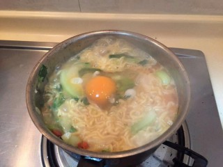 5、打开泡面de正确方式, 提前一分钟磕入一个鸡蛋。