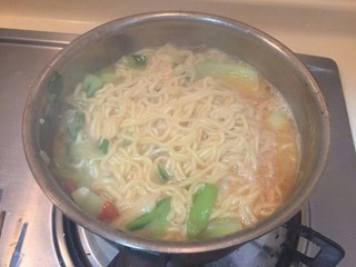 6、打开泡面de正确方式,把面盖上去在煮一分钟。