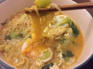 10、打开泡面de正确方式,面条裹上蛋液。吸溜溜汤汁也好吃。