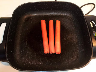 4、东北烤冷面,加入火腿肠,小火煎制