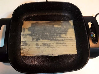 7、东北烤冷面,炒锅刷一层大豆色拉油,加入一片冷面,在冷面四周撒一点冷水,免得冷面四边打卷,小火煎制