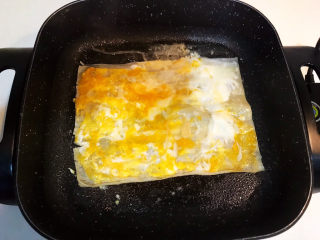 10、东北烤冷面,煎至鸡蛋液凝固