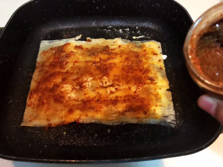 12、东北烤冷面,在冷面上面刷一层辣酱