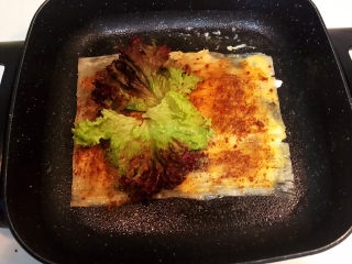 13、东北烤冷面,加入生菜