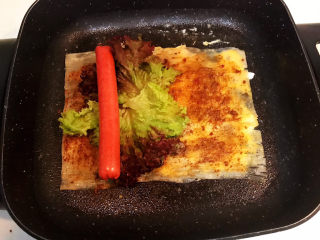 14、东北烤冷面,加入煎好的火腿肠