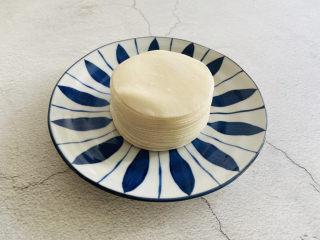 1、韭菜锅贴,饺子皮