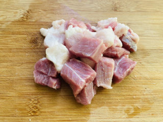 2、韭菜锅贴,猪肉洗净切小块