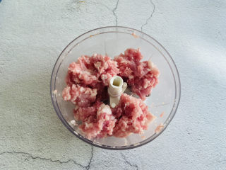 3、韭菜锅贴,放入料理机中搅碎