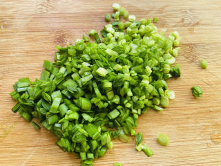 4、韭菜锅贴,韭菜洗净切碎