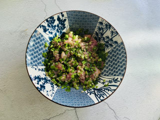 11、韭菜锅贴,顺着一个方向搅拌均匀