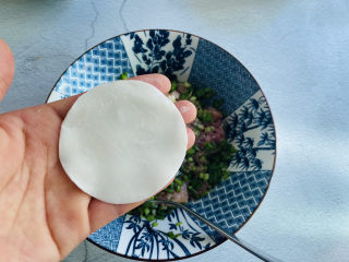 12、韭菜锅贴,取一张饺子皮