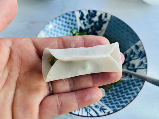 14、韭菜锅贴,中间捏紧，两头不捏。如图所示