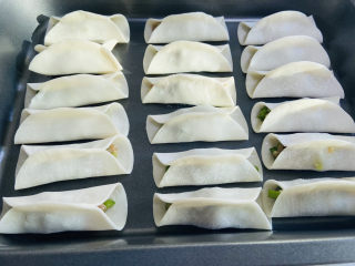15、韭菜锅贴,依次包完饺子