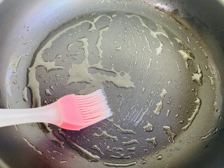 16、韭菜锅贴,平底不粘锅刷层油加热至七成热