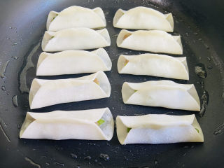 17、韭菜锅贴,放入饺子