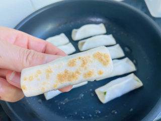 18、韭菜锅贴,小火煎至底部金黄