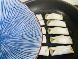 19、韭菜锅贴,淋入热水，莫过锅贴1/3处