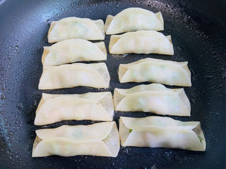 20、韭菜锅贴,盖上锅盖焖熟