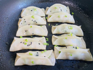 21、韭菜锅贴,撒上葱花和熟黑芝麻