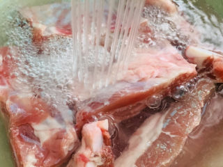 2、芝士排骨,洗净