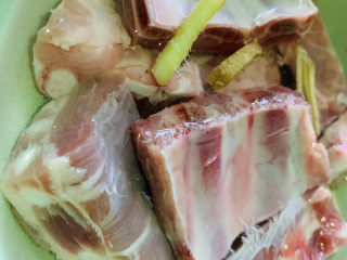 3、芝士排骨,加姜丝，加清水，泡一个小时，把血水泡出来