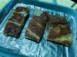 11、芝士排骨,盘子铺上锡纸，放上排骨