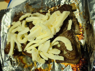 14、芝士排骨,加上芝士，烤5分钟，出炉