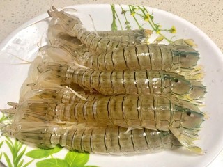 1、椒盐皮皮虾,把皮皮虾清洗干净