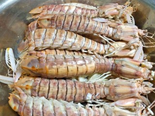 2、椒盐皮皮虾,一锅水加入生姜，加入几滴醋，烧开倒入洗净的皮皮虾，变色捞出，基本上是焯一下水就捞出即可