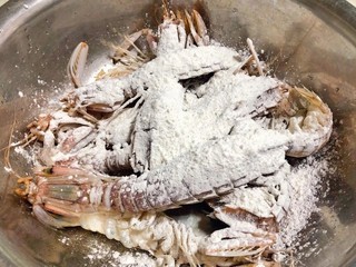 3、椒盐皮皮虾,加入淀粉