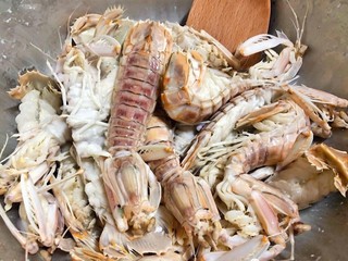 4、椒盐皮皮虾,抓一下将淀粉均匀涂抹在皮皮虾身上