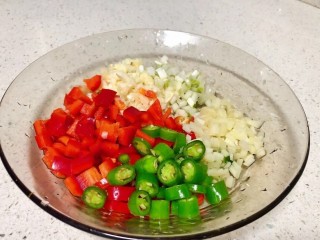 5、椒盐皮皮虾,辣椒切小段，生姜大蒜切末，葱白切段