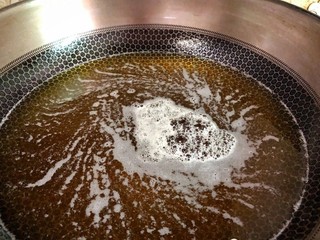 6、椒盐皮皮虾,锅中倒入多一点油炸起来比较容易，烧至七成熟，倒入裹好淀粉的皮皮虾