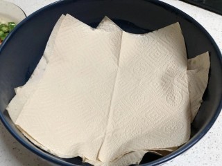 7、椒盐皮皮虾,一定要记得吸油纸控油哦