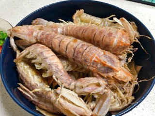 8、椒盐皮皮虾,第一次炸熟捞出