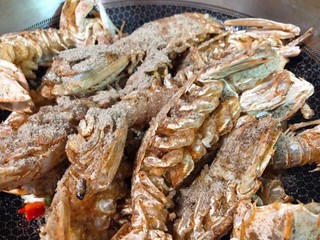 11、椒盐皮皮虾,倒入炸好的皮皮虾，撒入椒盐粉