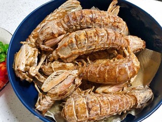 9、椒盐皮皮虾,油温80度复炸一次，至虾壳有脆感，第二次炸就为了炸酥