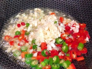 10、椒盐皮皮虾,一勺油烧热加入配料，炒出香味