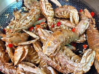 12、椒盐皮皮虾,翻炒均匀香味就好了，做到这一步的时候整个家都香了