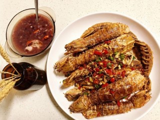 13、椒盐皮皮虾,装盘，配上五彩龙虾粥，算得上大餐了哦